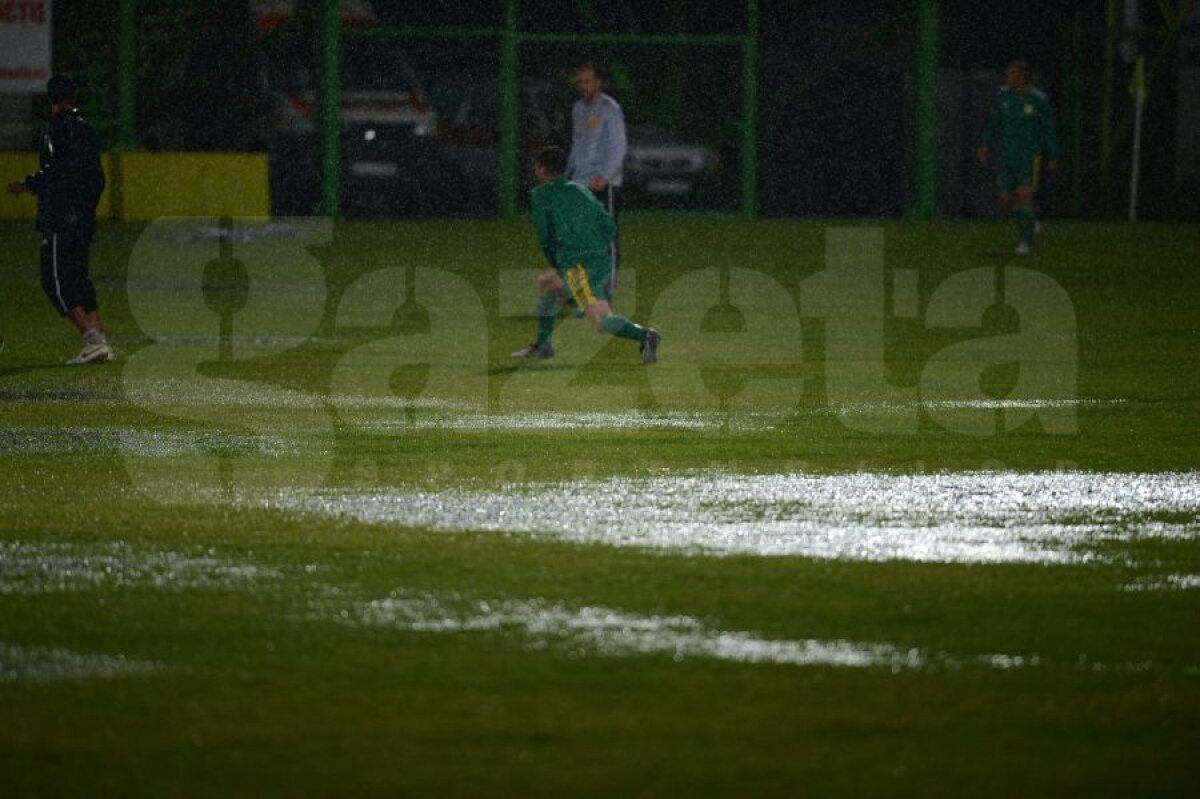 FOTO Înot către titlu » CFR a jucat la Mioveni pe un teren inundat