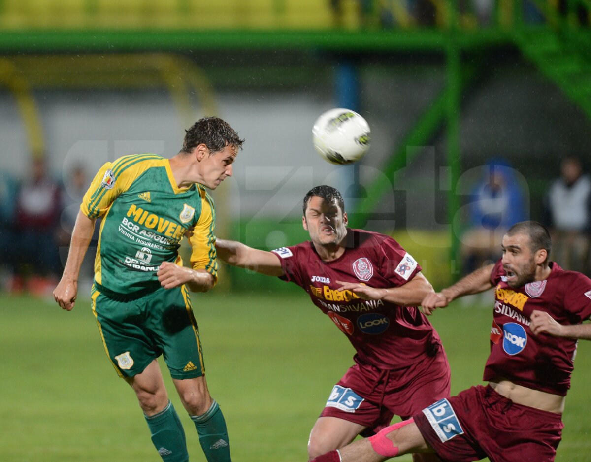 VIDEO&FOTO Înotînd spre titlu » CFR Cluj s-a impus cu 5-0 la Mioveni şi e la 3 puncte de trofeu
