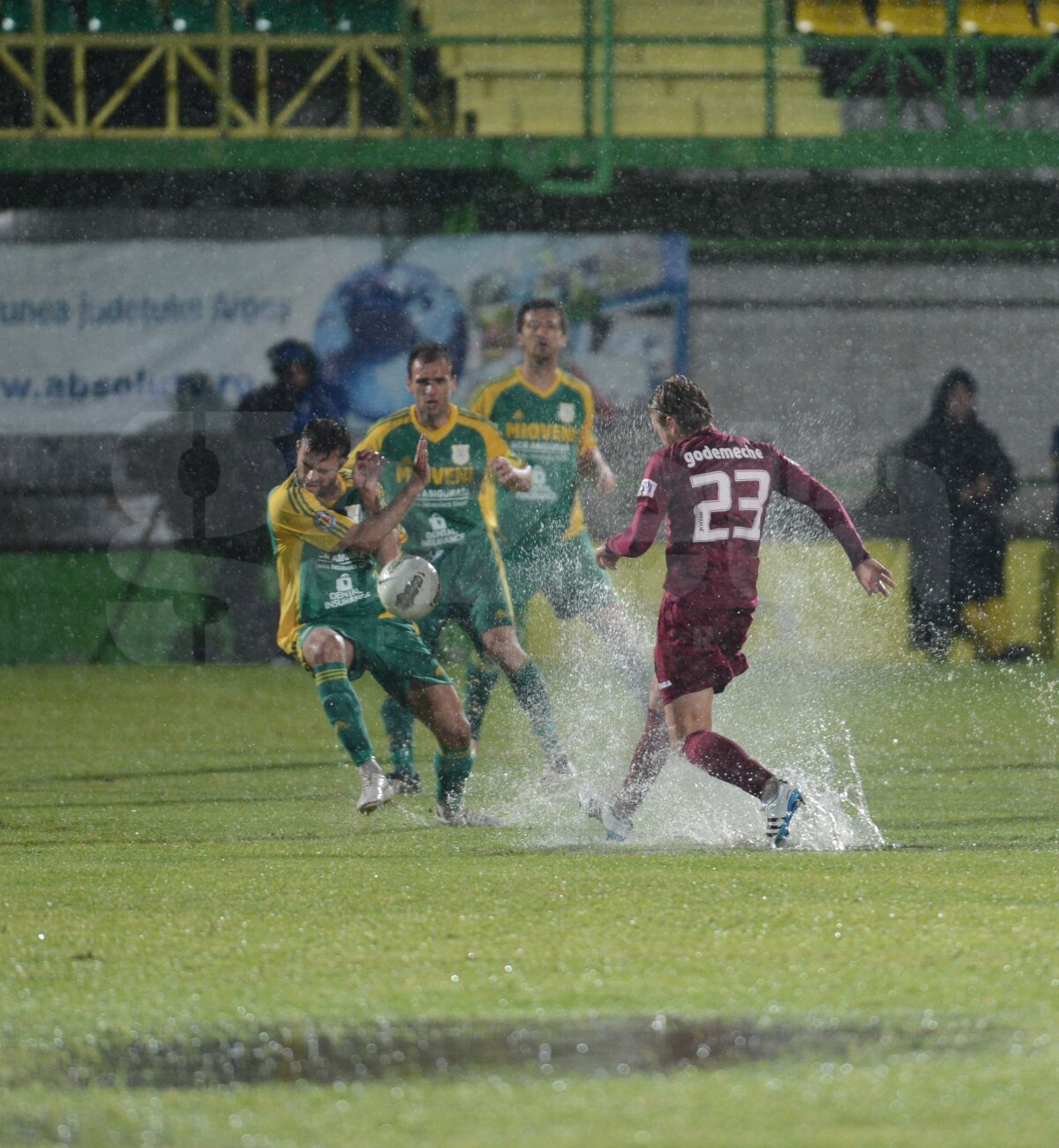 VIDEO&FOTO Înotînd spre titlu » CFR Cluj s-a impus cu 5-0 la Mioveni şi e la 3 puncte de trofeu