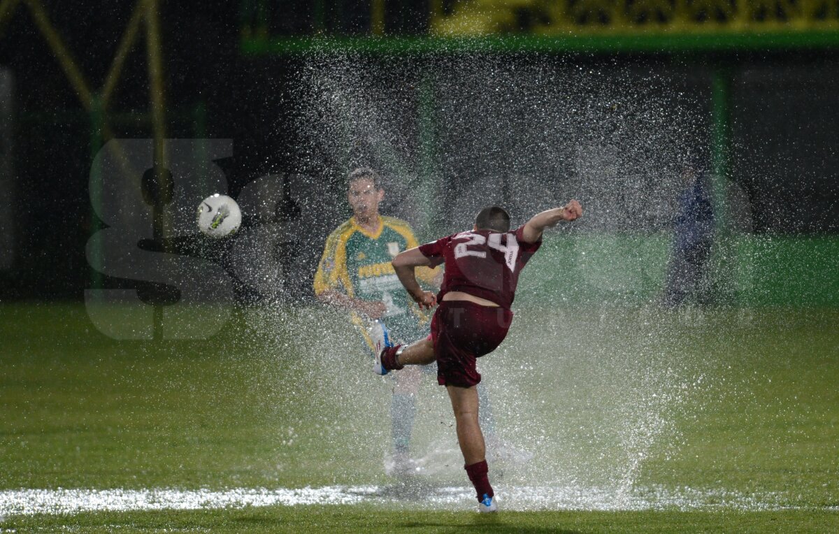 VIDEO&FOTO Înotînd spre titlu » CFR Cluj s-a impus cu 5-0 la Mioveni şi e la 3 puncte de trofeu