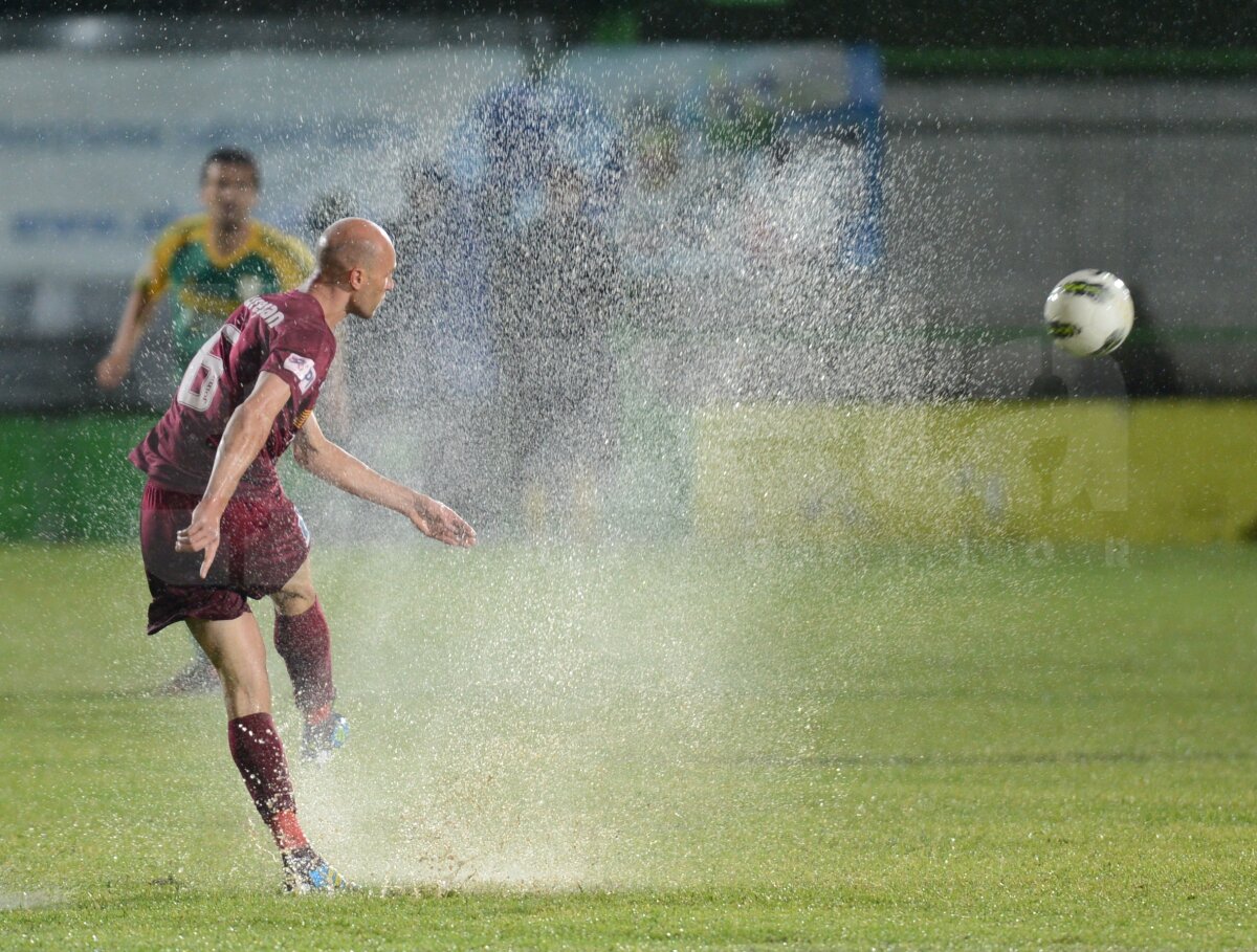 VIDEO&FOTO Înotînd spre titlu » CFR Cluj s-a impus cu 5-0 la Mioveni şi e la 3 puncte de trofeu