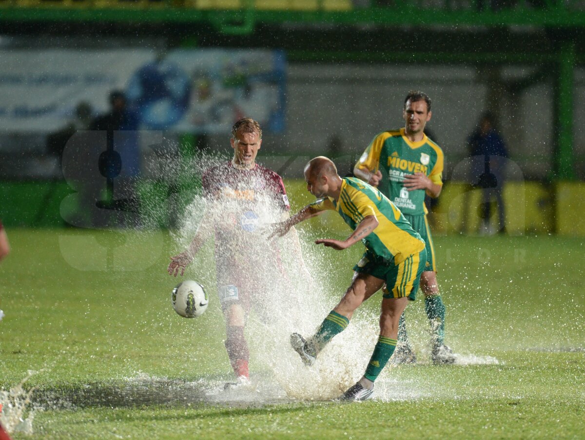VIDEO&FOTO Înotînd spre titlu » CFR Cluj s-a impus cu 5-0 la Mioveni şi e la 3 puncte de trofeu