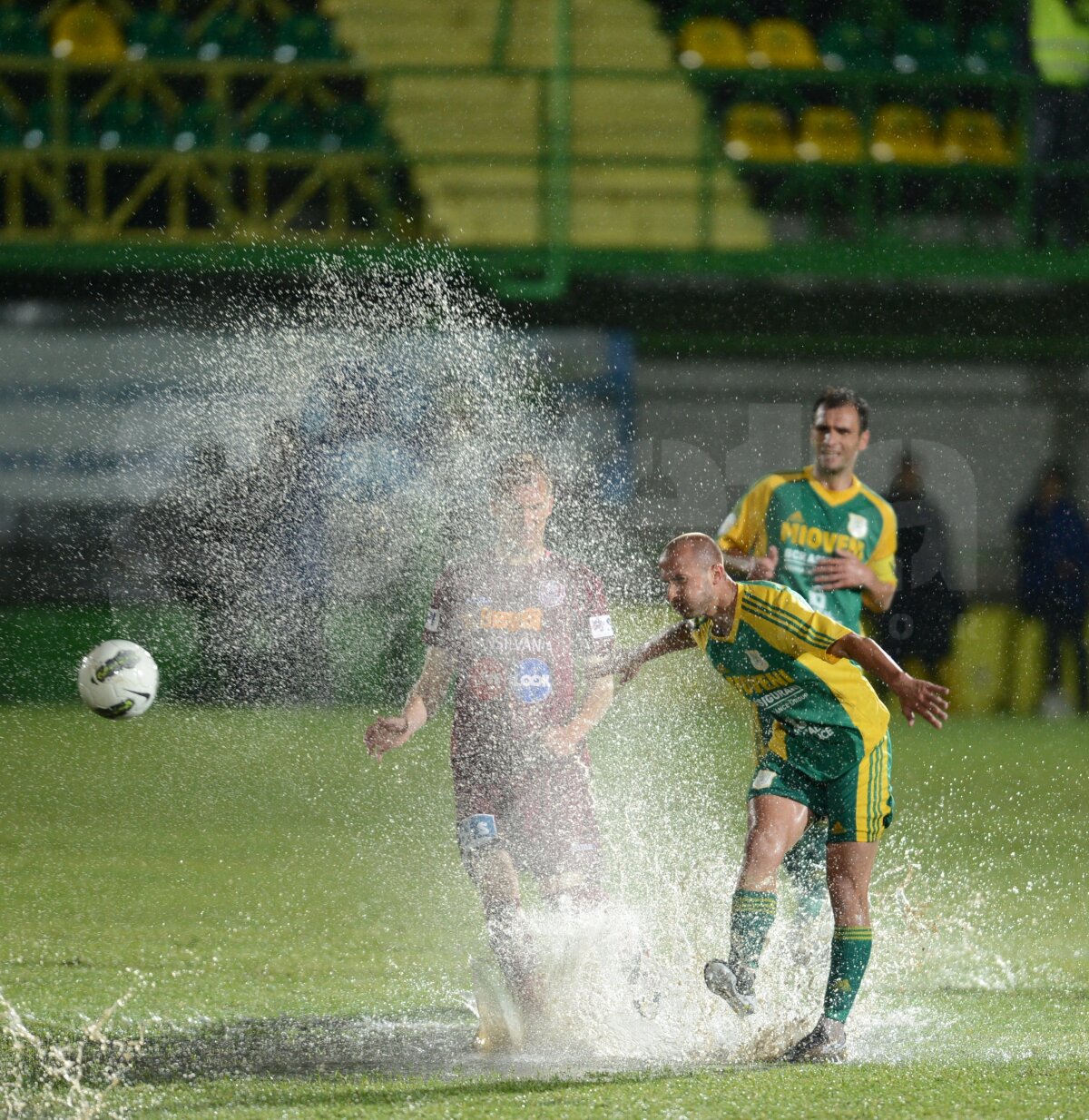 VIDEO&FOTO Înotînd spre titlu » CFR Cluj s-a impus cu 5-0 la Mioveni şi e la 3 puncte de trofeu