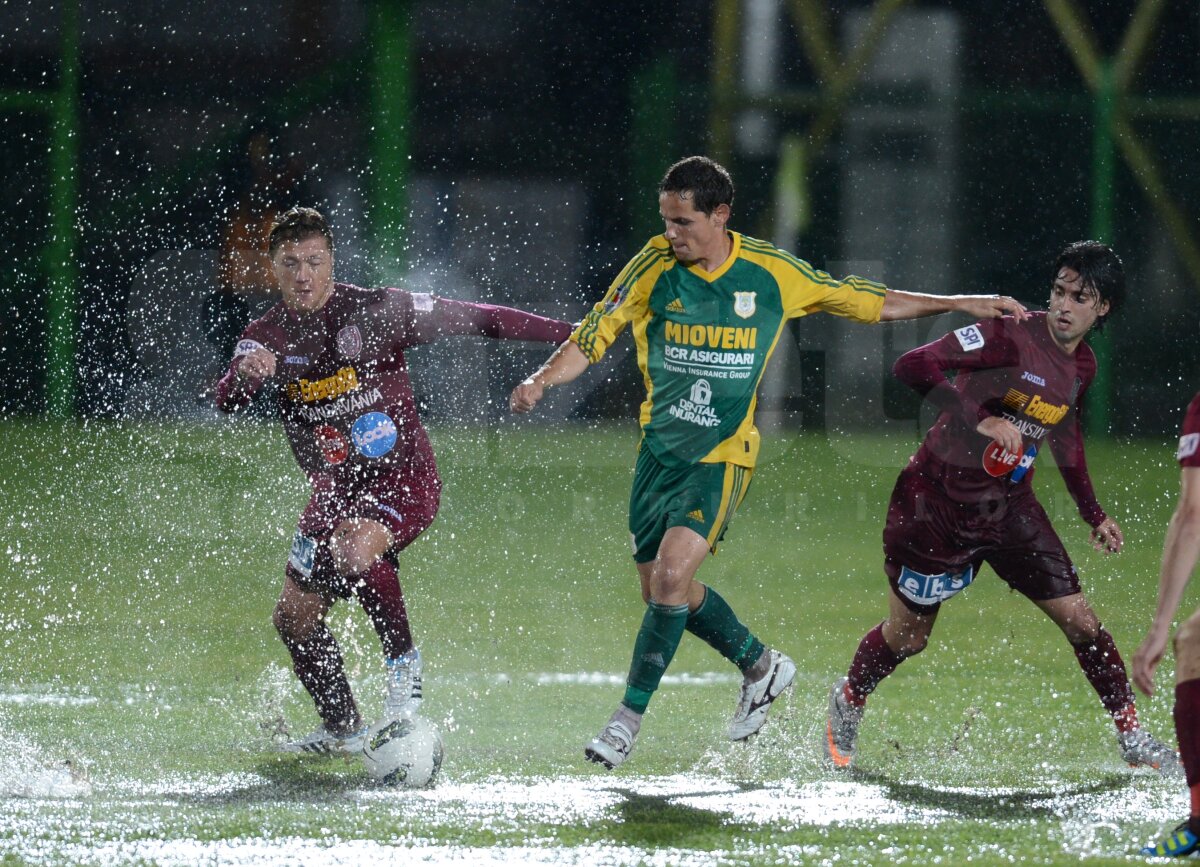 VIDEO&FOTO Înotînd spre titlu » CFR Cluj s-a impus cu 5-0 la Mioveni şi e la 3 puncte de trofeu