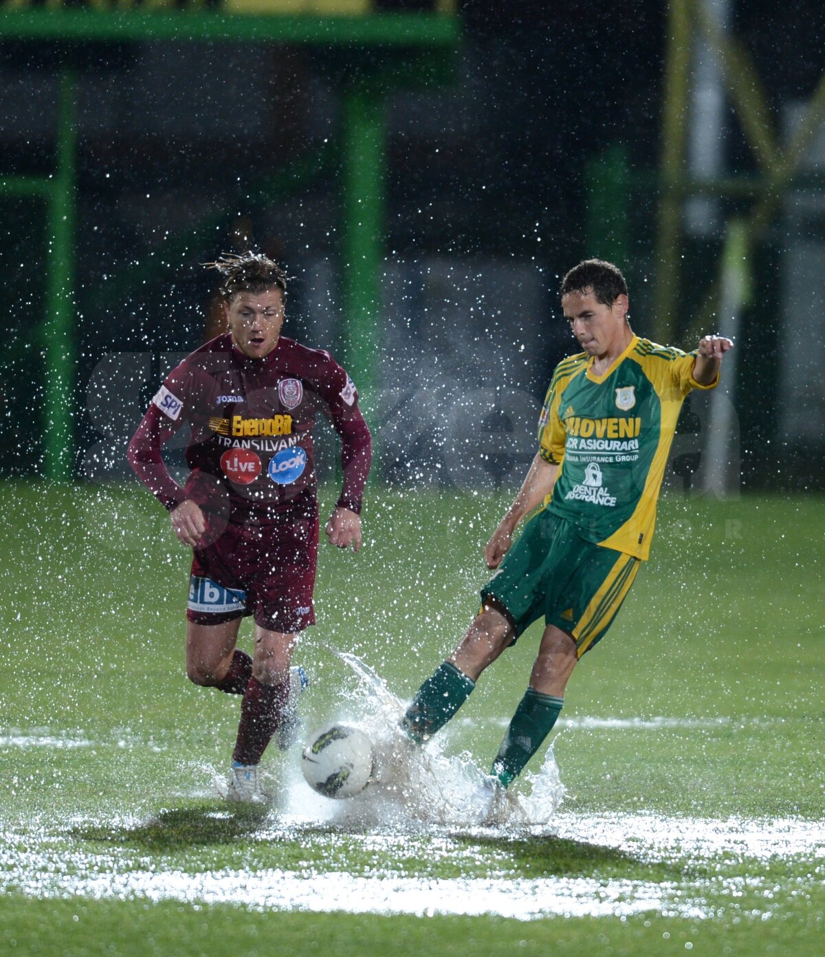 VIDEO&FOTO Înotînd spre titlu » CFR Cluj s-a impus cu 5-0 la Mioveni şi e la 3 puncte de trofeu