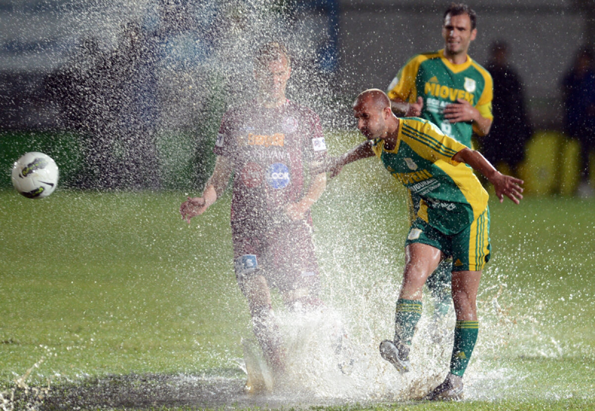 VIDEO Andone, regele bălţilor » Liderul a zdrobit cu 5-0 muribunzii de la Mioveni pe un teren plutitor