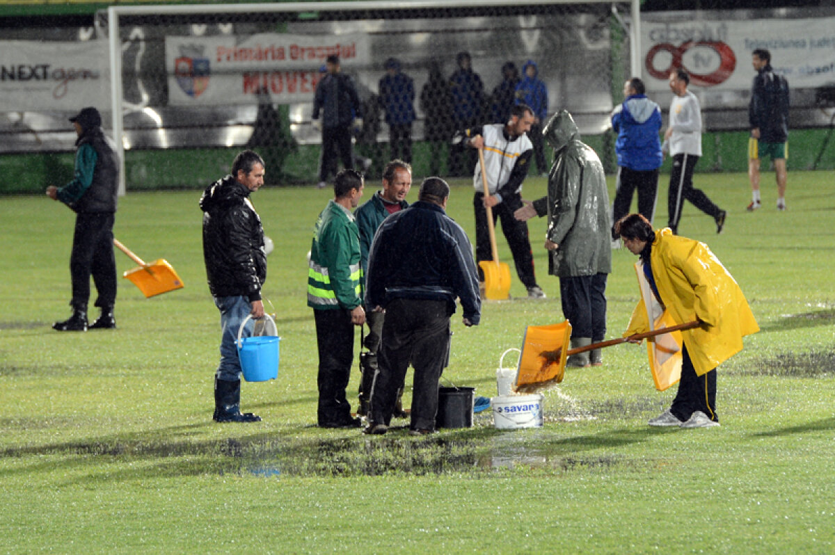 VIDEO Andone, regele bălţilor » Liderul a zdrobit cu 5-0 muribunzii de la Mioveni pe un teren plutitor