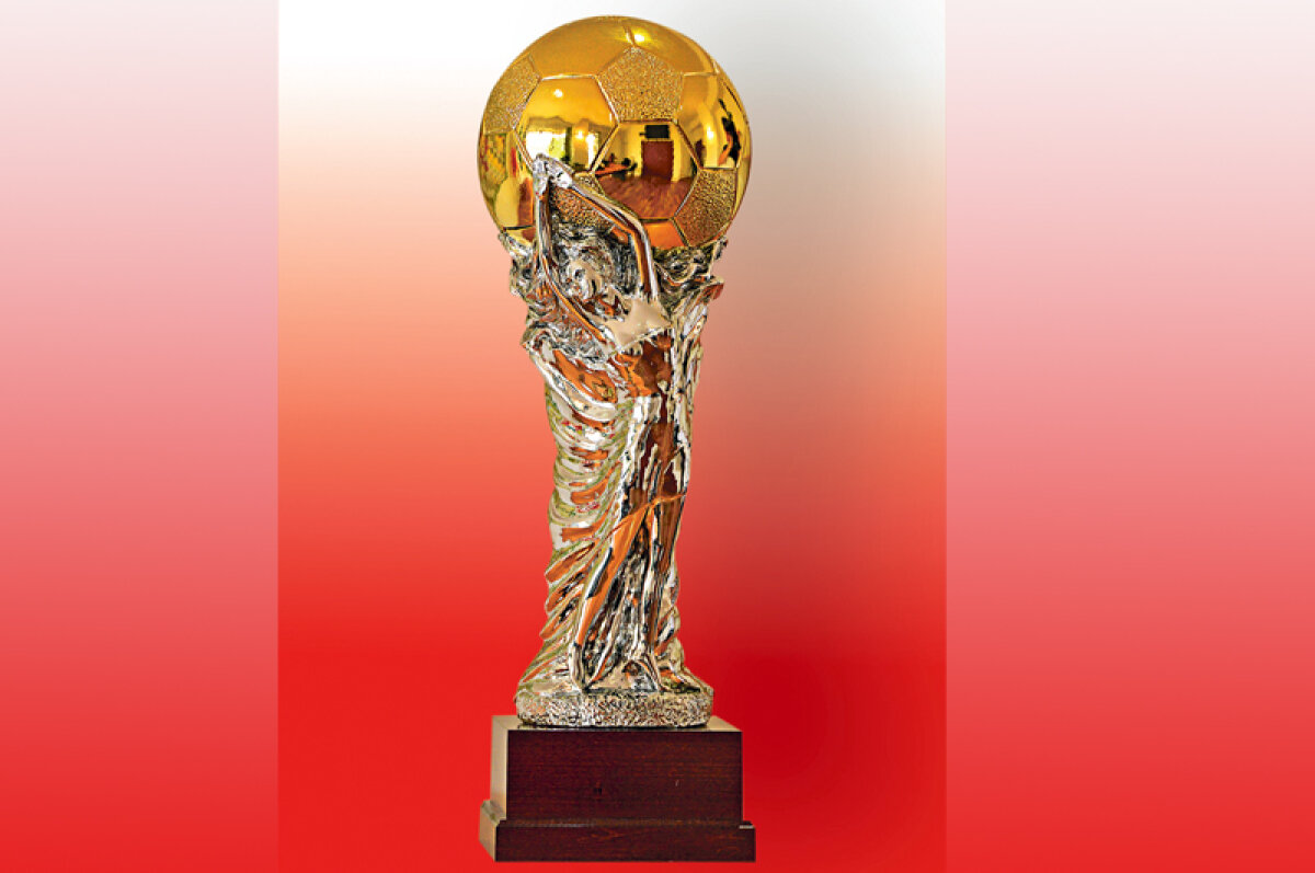 EXCLUSIV Gazeta vă prezintă în premieră cum va arăta trofeul Ligii 1 » O fată şi o minge poleită cu aur