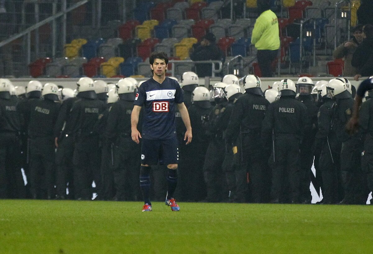 FOTO şi VIDEO Meciul Fortuna-Hertha întrerupt de două ori din cauza incidentelor. Gazdele au promovat în Bundesliga