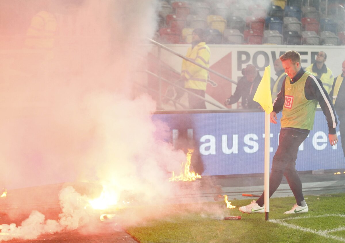 FOTO şi VIDEO Meciul Fortuna-Hertha întrerupt de două ori din cauza incidentelor. Gazdele au promovat în Bundesliga