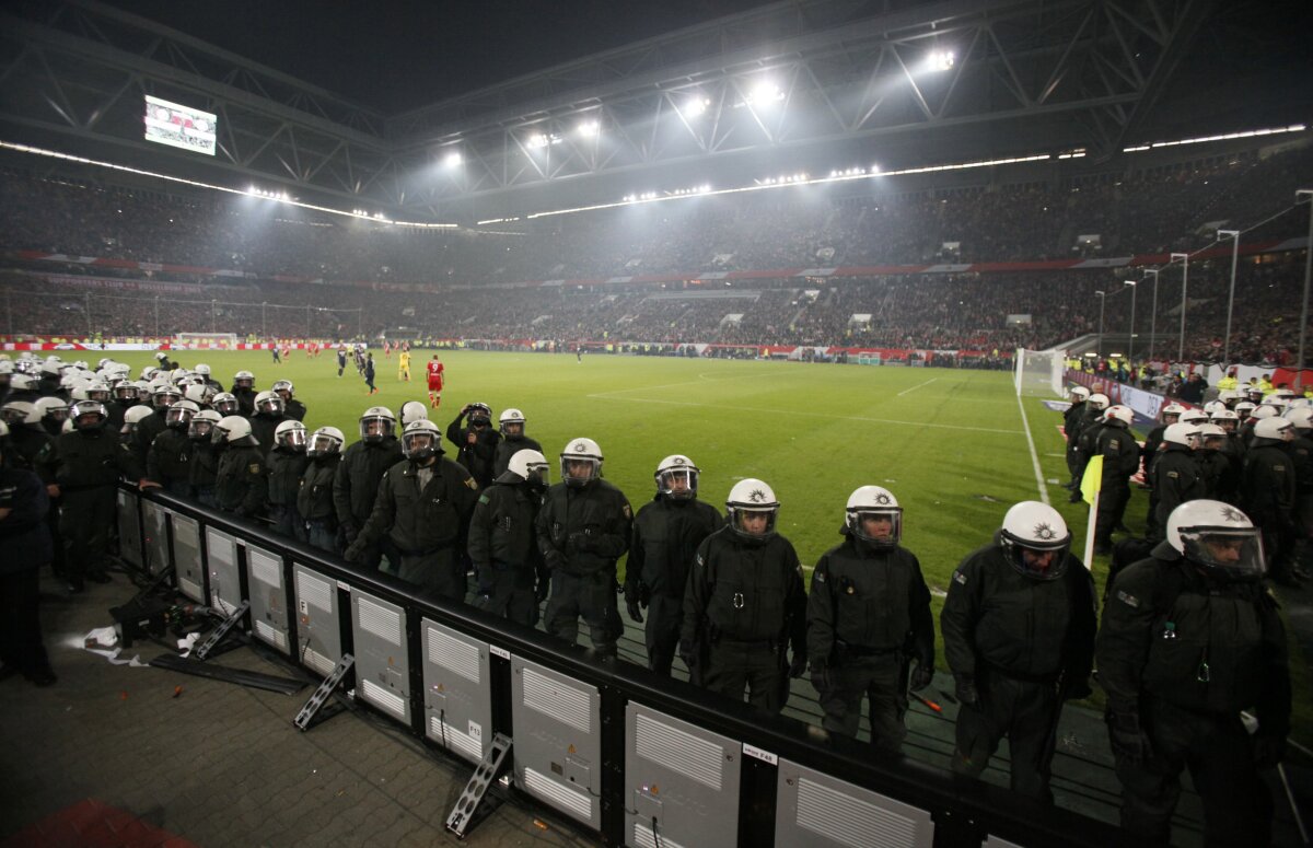 FOTO şi VIDEO Meciul Fortuna-Hertha întrerupt de două ori din cauza incidentelor. Gazdele au promovat în Bundesliga