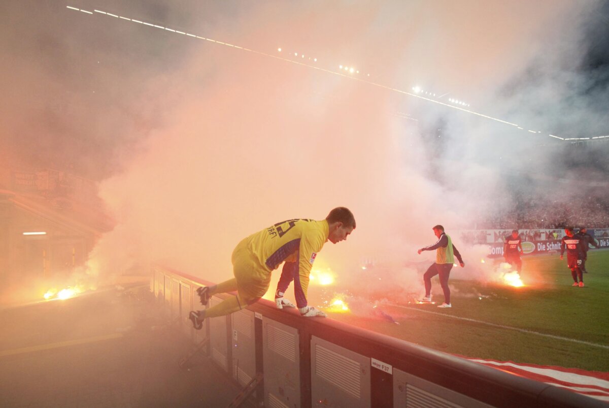 FOTO şi VIDEO Meciul Fortuna-Hertha întrerupt de două ori din cauza incidentelor. Gazdele au promovat în Bundesliga