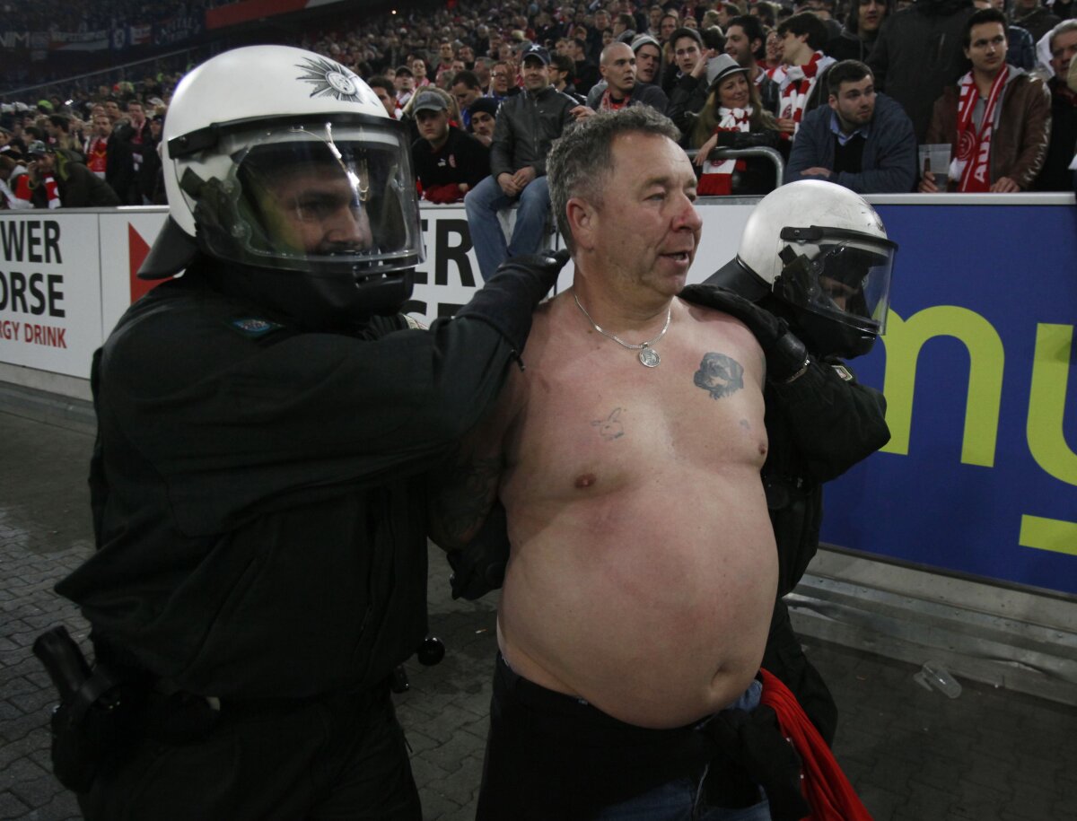 FOTO şi VIDEO Meciul Fortuna-Hertha întrerupt de două ori din cauza incidentelor. Gazdele au promovat în Bundesliga