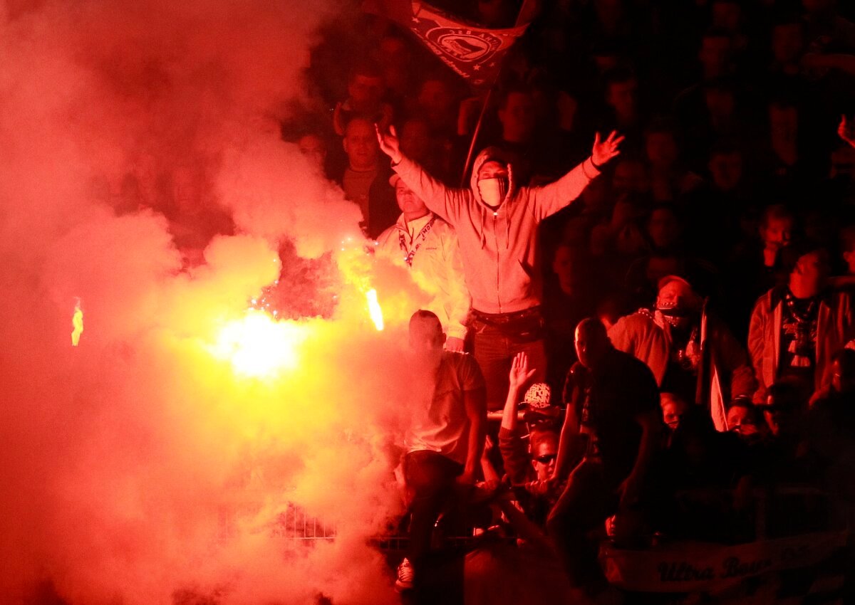 FOTO şi VIDEO Meciul Fortuna-Hertha întrerupt de două ori din cauza incidentelor. Gazdele au promovat în Bundesliga