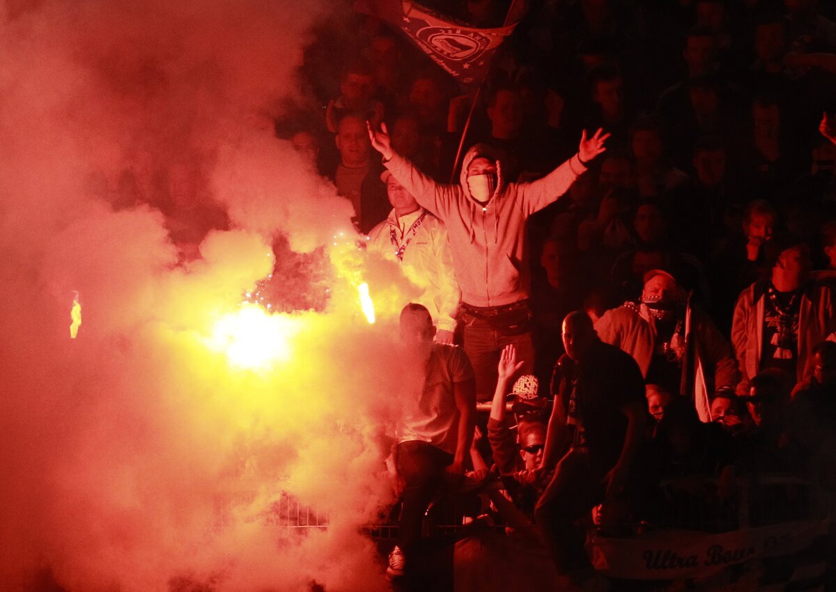 FOTO şi VIDEO Meciul Fortuna-Hertha întrerupt de două ori din cauza incidentelor. Gazdele au promovat în Bundesliga