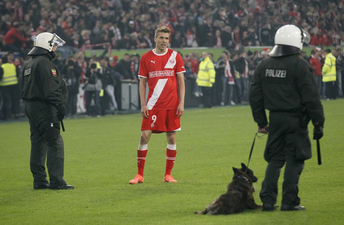 FOTO şi VIDEO Meciul Fortuna-Hertha întrerupt de două ori din cauza incidentelor. Gazdele au promovat în Bundesliga