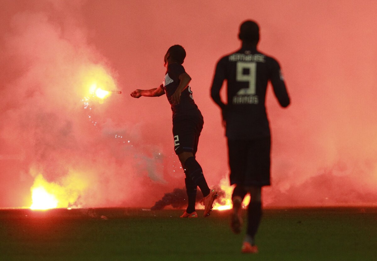 FOTO şi VIDEO Meciul Fortuna-Hertha întrerupt de două ori din cauza incidentelor. Gazdele au promovat în Bundesliga