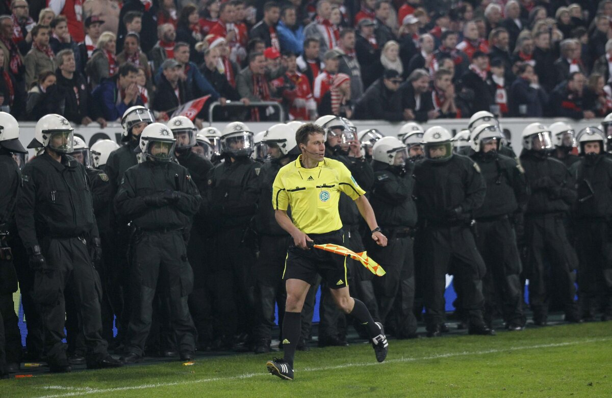 FOTO şi VIDEO Meciul Fortuna-Hertha întrerupt de două ori din cauza incidentelor. Gazdele au promovat în Bundesliga