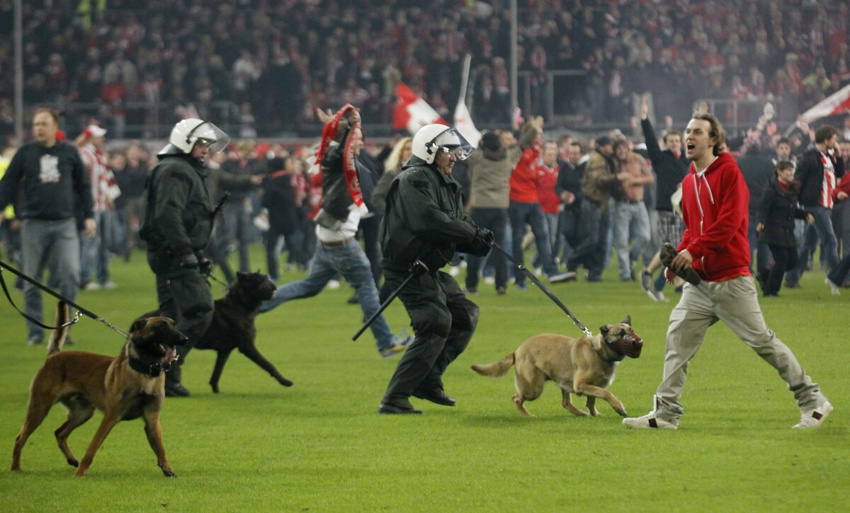 FOTO şi VIDEO Meciul Fortuna-Hertha întrerupt de două ori din cauza incidentelor. Gazdele au promovat în Bundesliga