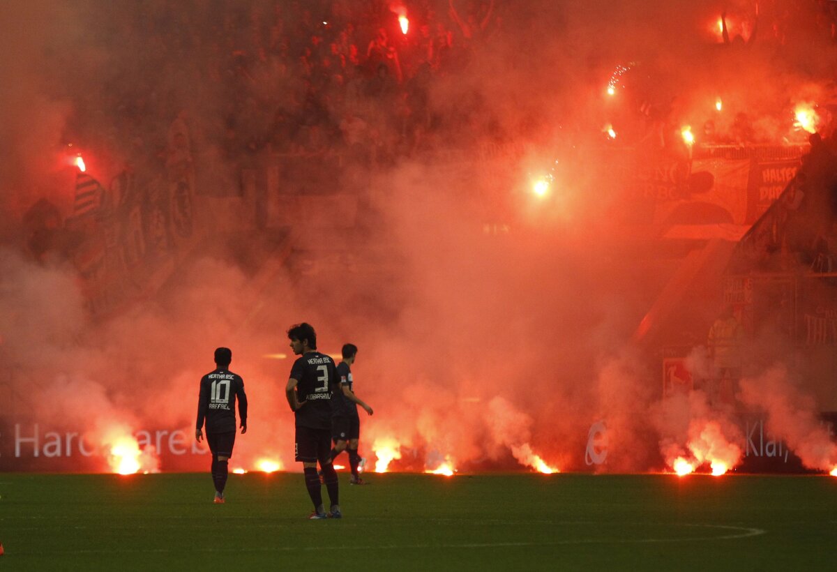 FOTO şi VIDEO Meciul Fortuna-Hertha întrerupt de două ori din cauza incidentelor. Gazdele au promovat în Bundesliga