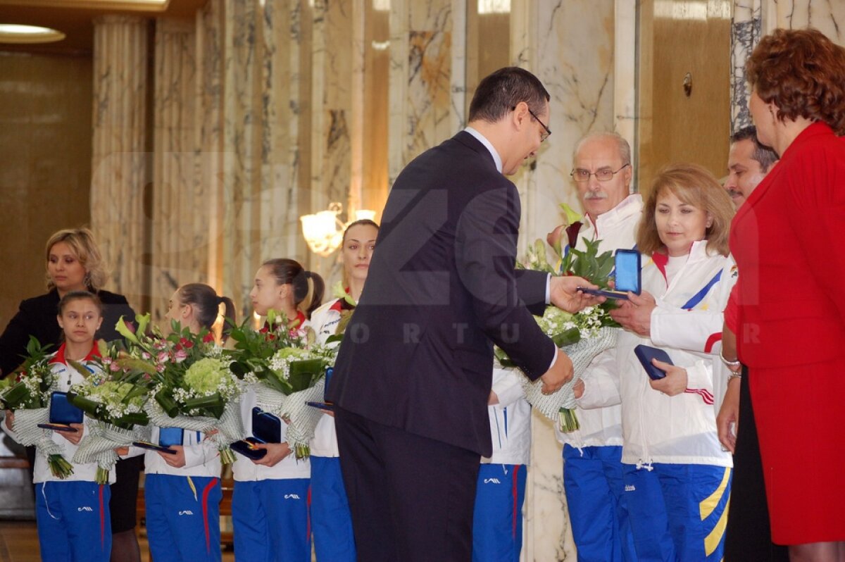 GALERIE FOTO » Campioanele au fost premiate de Guvern, care le-a dublat primele