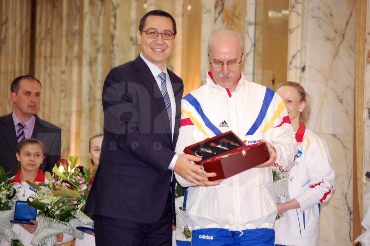 GALERIE FOTO » Campioanele au fost premiate de Guvern, care le-a dublat primele