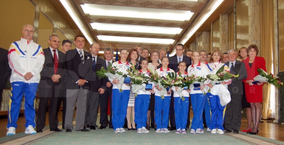 GALERIE FOTO » Campioanele au fost premiate de Guvern, care le-a dublat primele