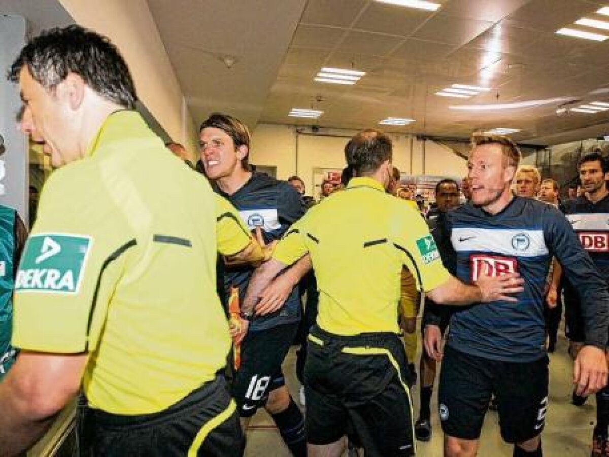 VIDEO Isterie » Barajul pentru un loc în Bundesliga s-ar putea rejuca din cauza suporterilor