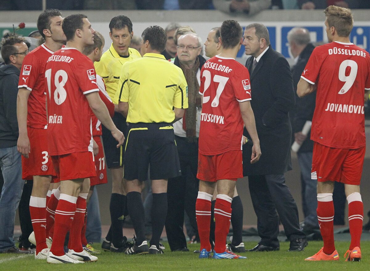 VIDEO Isterie » Barajul pentru un loc în Bundesliga s-ar putea rejuca din cauza suporterilor