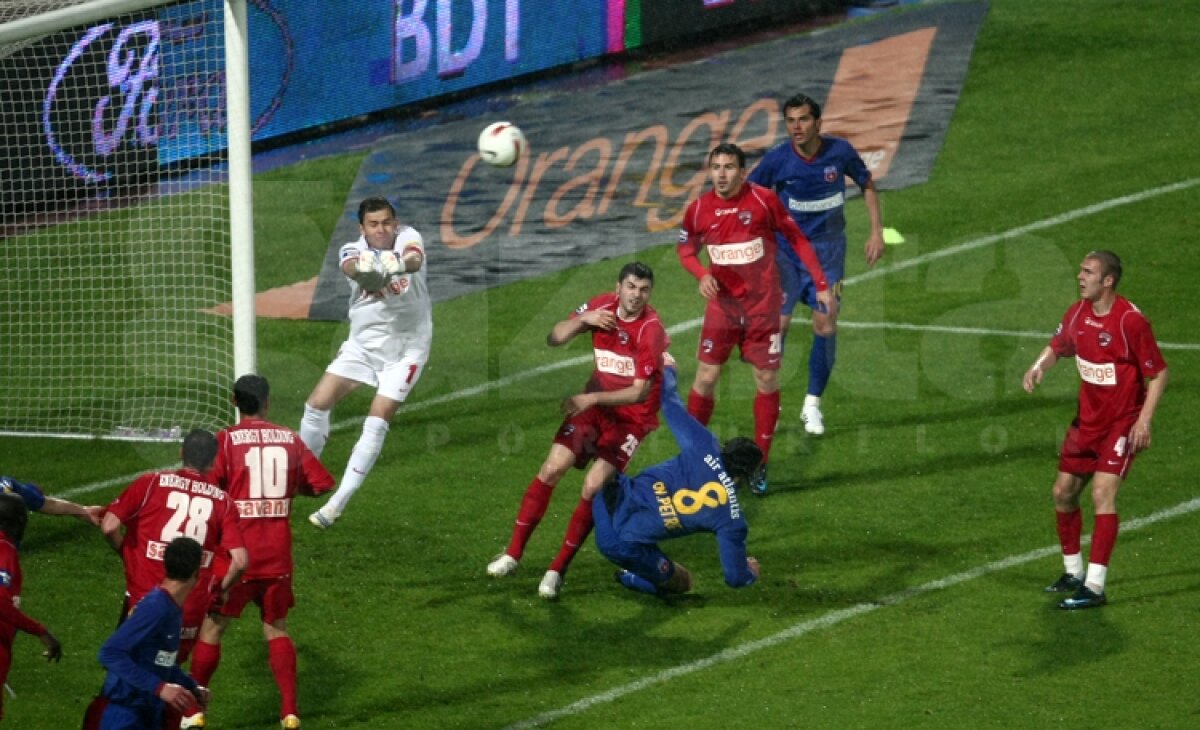 SUPERFOTO Bătălia continuă şi în 2012 » Steaua - Dinamo în cele mai tari imagini