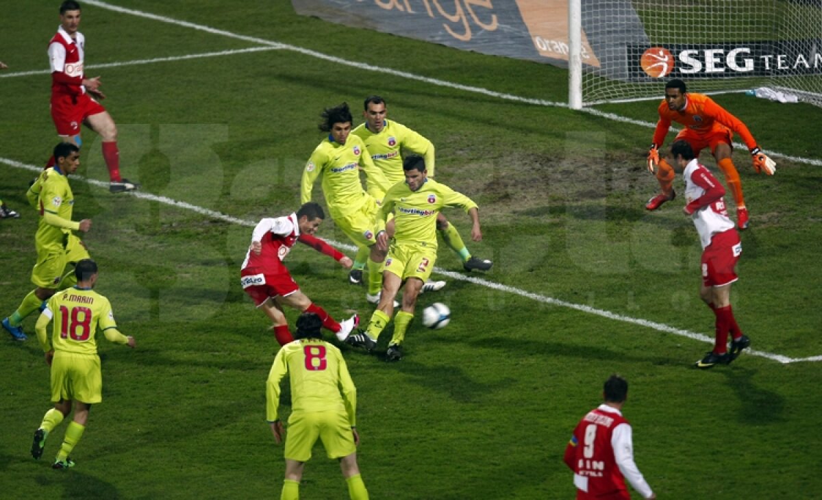 SUPERFOTO Bătălia continuă şi în 2012 » Steaua - Dinamo în cele mai tari imagini