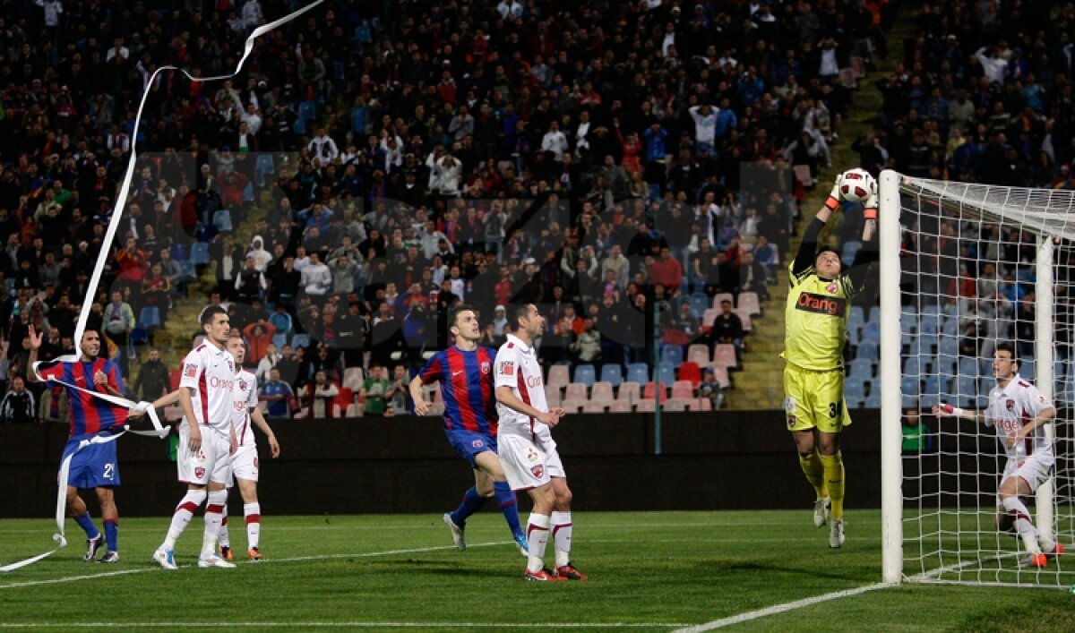 SUPERFOTO Bătălia continuă şi în 2012 » Steaua - Dinamo în cele mai tari imagini