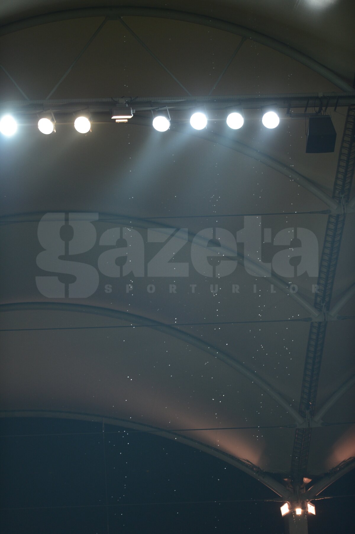 FOTO » Acoperişul de pe National Arena a cedat » Suporterii prezenţi la derby au îndurat ploaia torenţială din Bucureşti