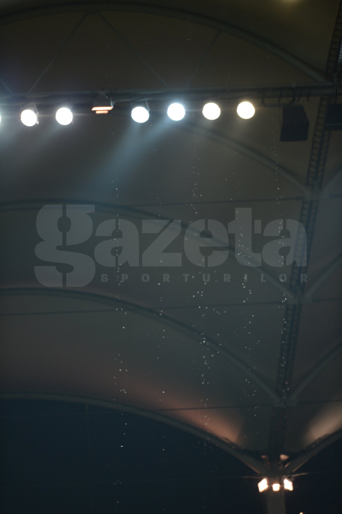 FOTO » Acoperişul de pe National Arena a cedat » Suporterii prezenţi la derby au îndurat ploaia torenţială din Bucureşti