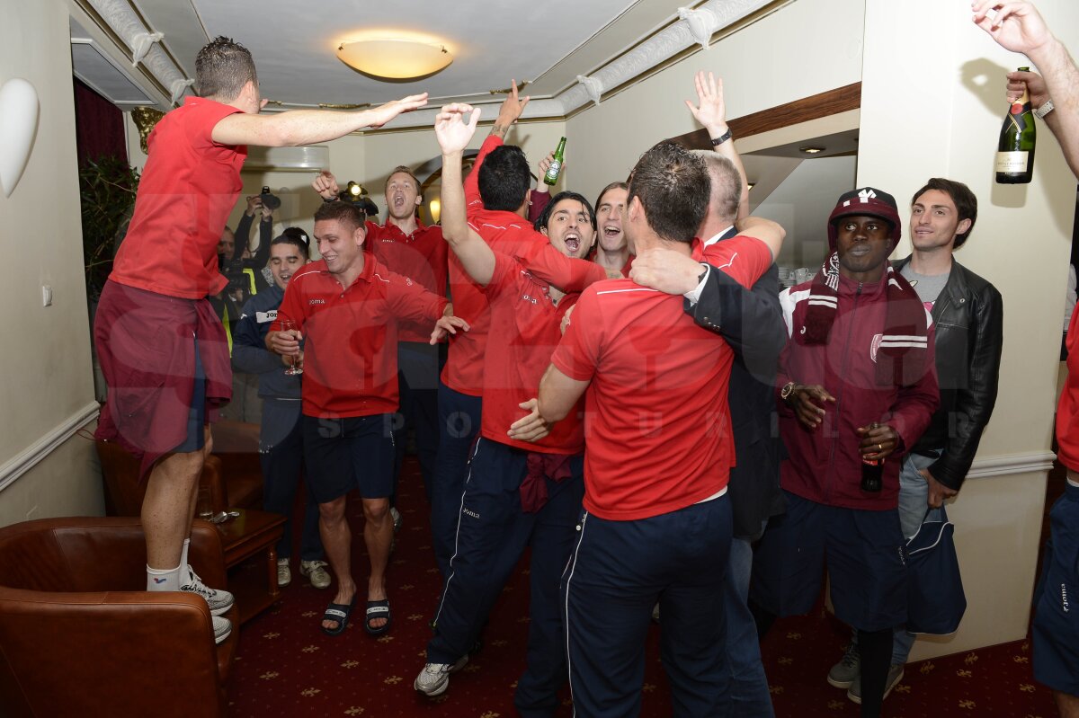 FOTO » Aşa au sărbătorit clujenii titlul, după meci! Paszkany a venit cu iubita