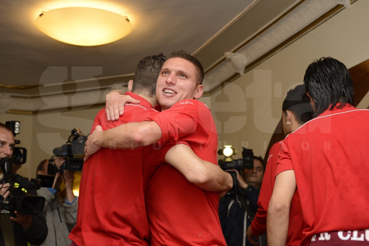 FOTO » Aşa au sărbătorit clujenii titlul, după meci! Paszkany a venit cu iubita