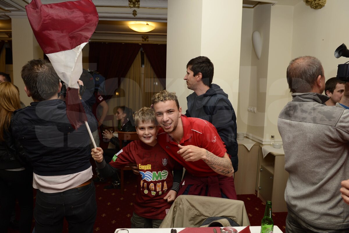 FOTO » Aşa au sărbătorit clujenii titlul, după meci! Paszkany a venit cu iubita