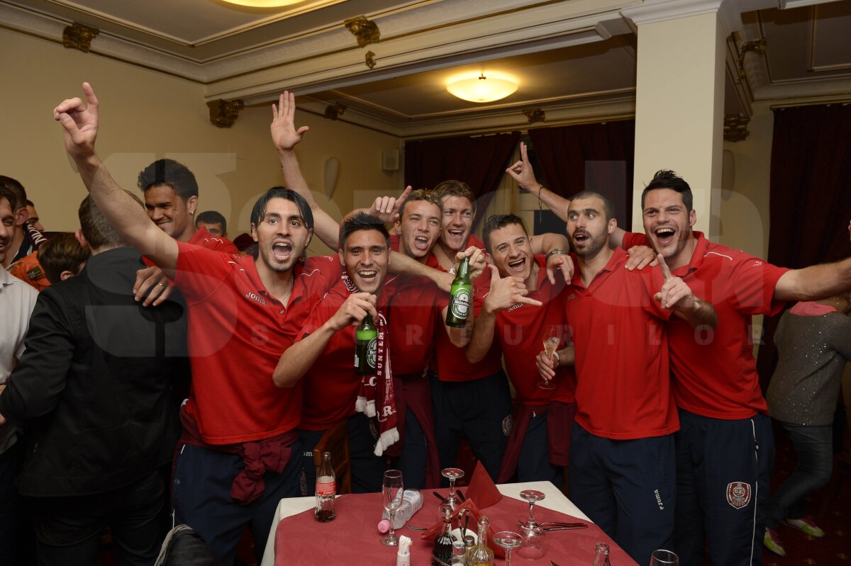 FOTO » Aşa au sărbătorit clujenii titlul, după meci! Paszkany a venit cu iubita