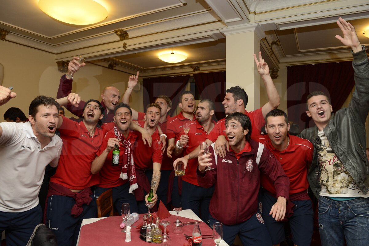 FOTO » Aşa au sărbătorit clujenii titlul, după meci! Paszkany a venit cu iubita