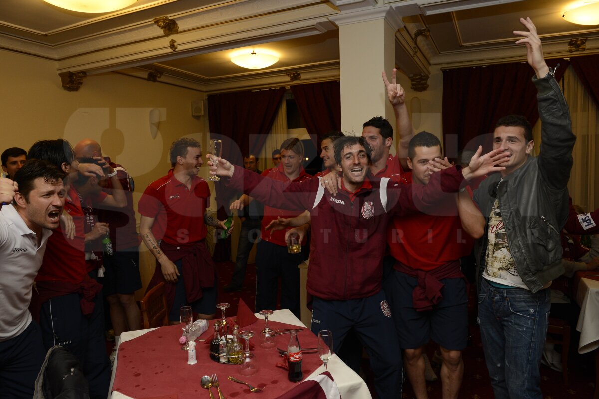 FOTO » Aşa au sărbătorit clujenii titlul, după meci! Paszkany a venit cu iubita