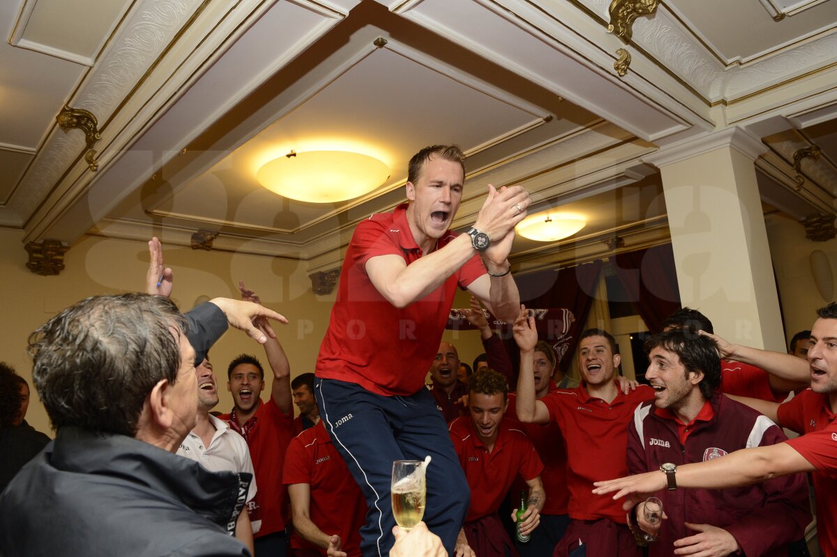 FOTO » Aşa au sărbătorit clujenii titlul, după meci! Paszkany a venit cu iubita
