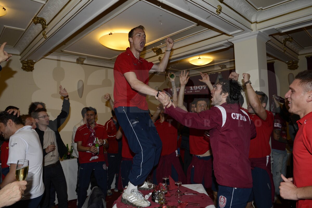 FOTO » Aşa au sărbătorit clujenii titlul, după meci! Paszkany a venit cu iubita