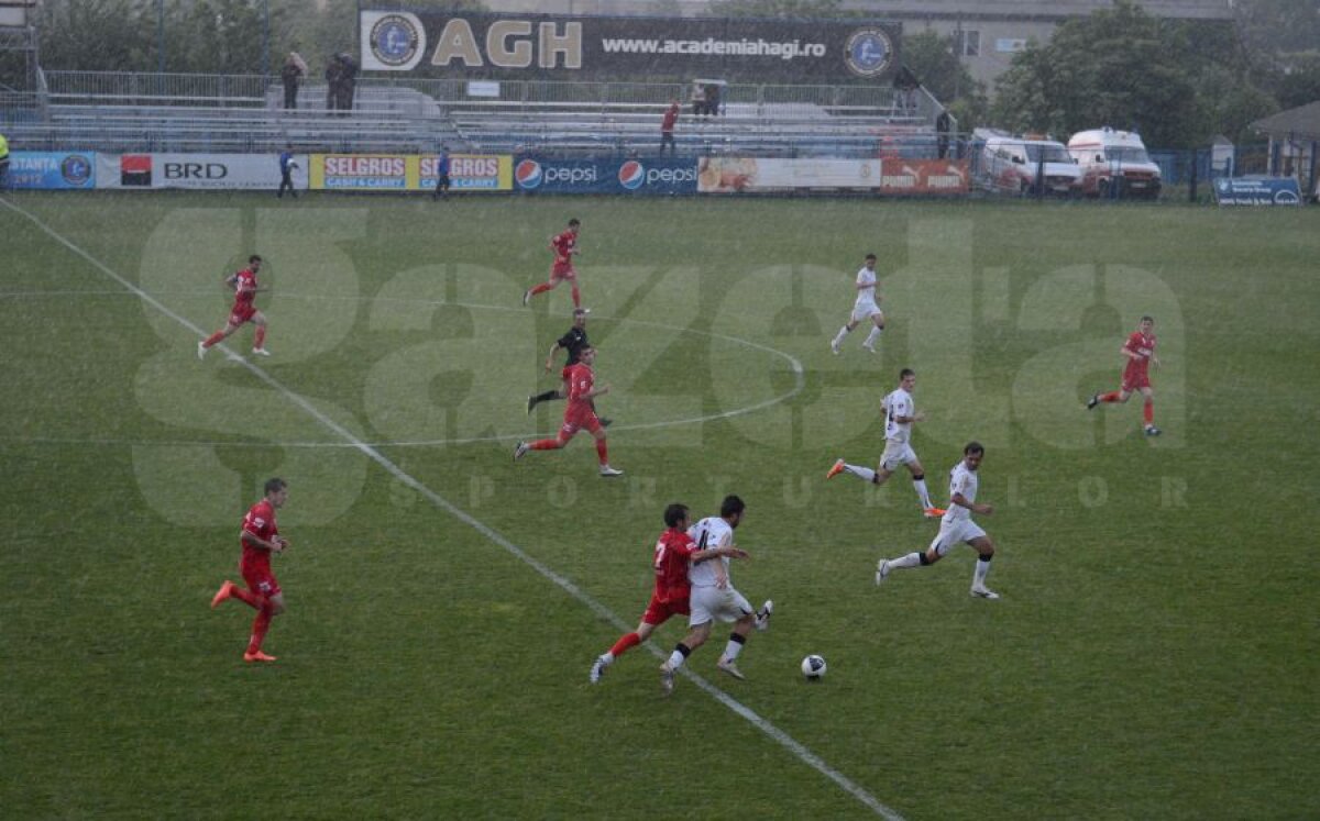FOTO Viitorul - FC Botoşani 0-1 la pauză » Meciul a fost întrerupt de o furtună cumplită