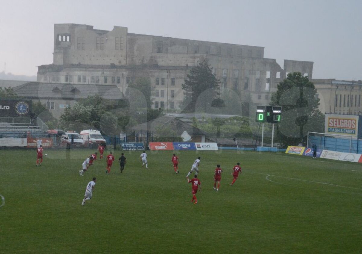 FOTO Viitorul - FC Botoşani 0-1 la pauză » Meciul a fost întrerupt de o furtună cumplită