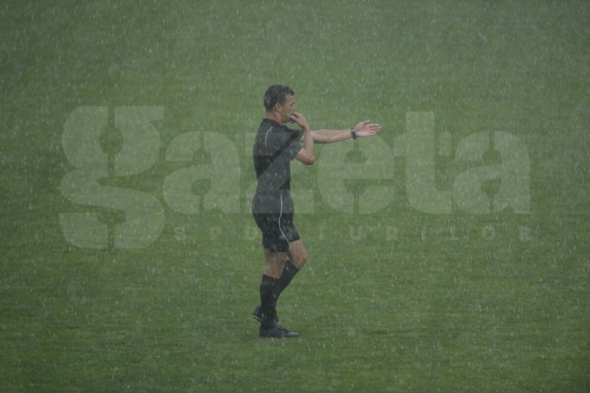 FOTO Viitorul - FC Botoşani 0-1 la pauză » Meciul a fost întrerupt de o furtună cumplită
