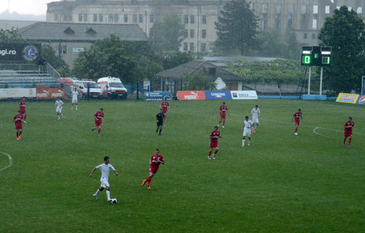 FOTO Potop în loc de fiesta » O furtună teribilă a oprit la 0-1 meciul dintre Viitorul şi FC Botoşani