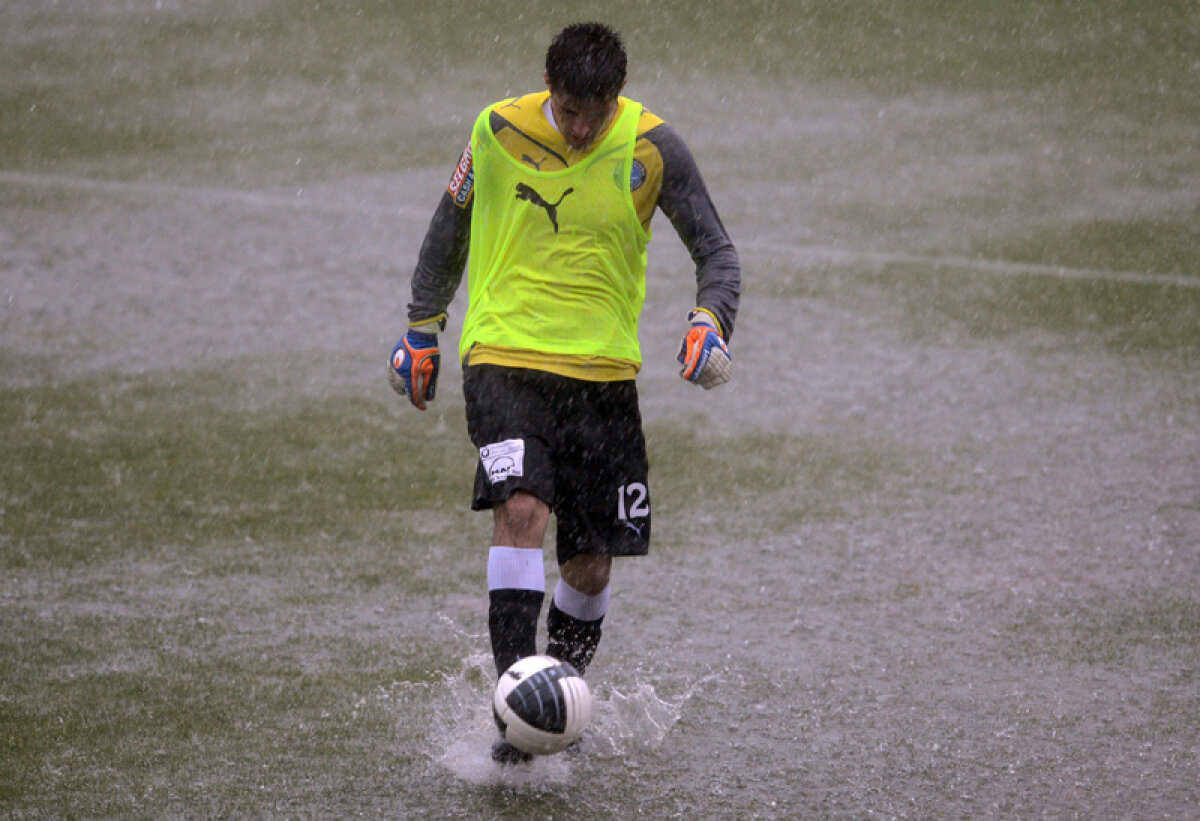 FOTO Potop în loc de fiesta » O furtună teribilă a oprit la 0-1 meciul dintre Viitorul şi FC Botoşani