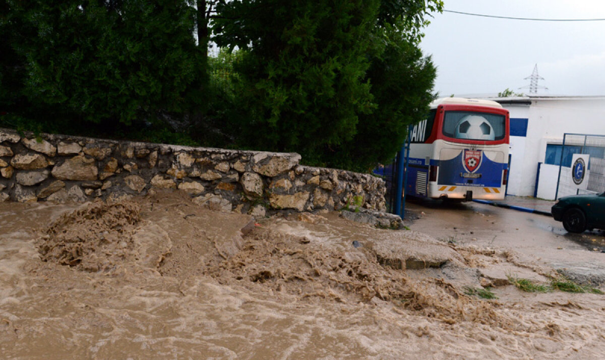 FOTO Potop în loc de fiesta » O furtună teribilă a oprit la 0-1 meciul dintre Viitorul şi FC Botoşani