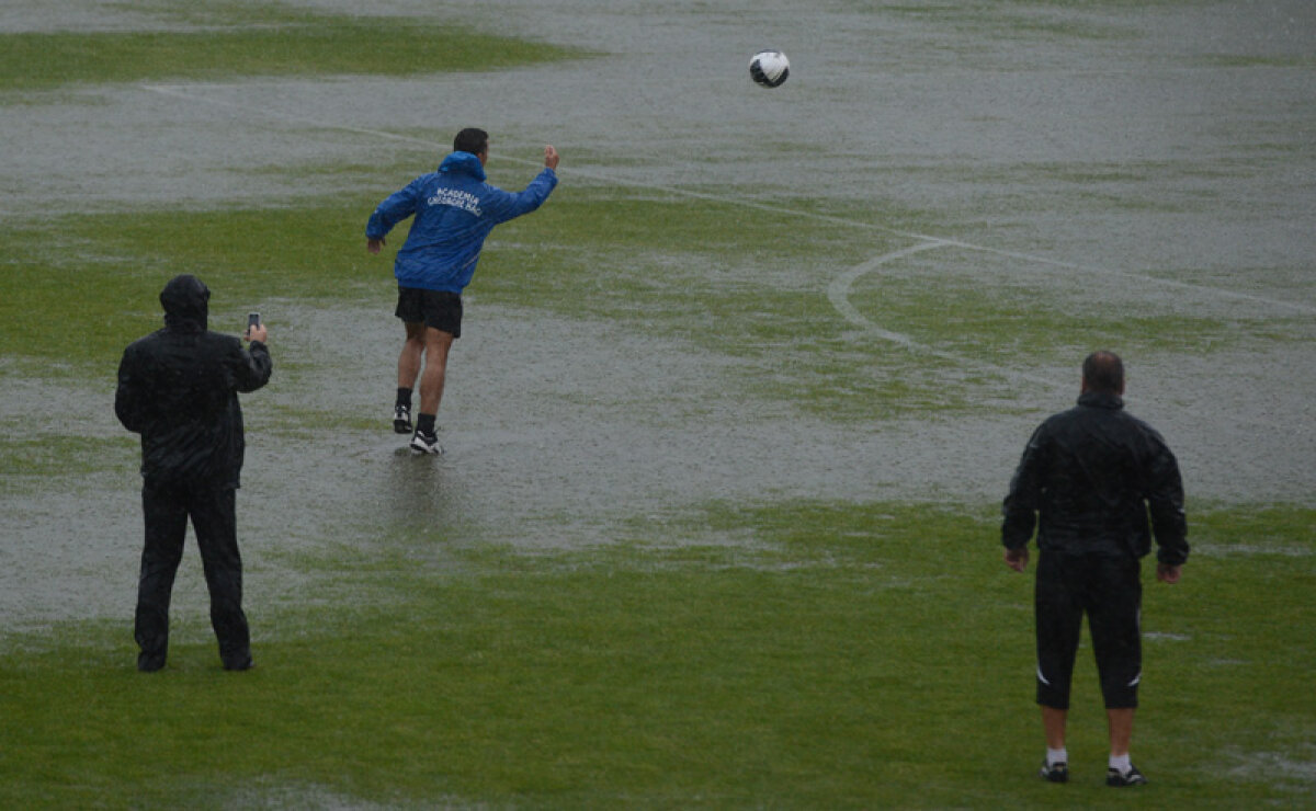 FOTO Potop în loc de fiesta » O furtună teribilă a oprit la 0-1 meciul dintre Viitorul şi FC Botoşani