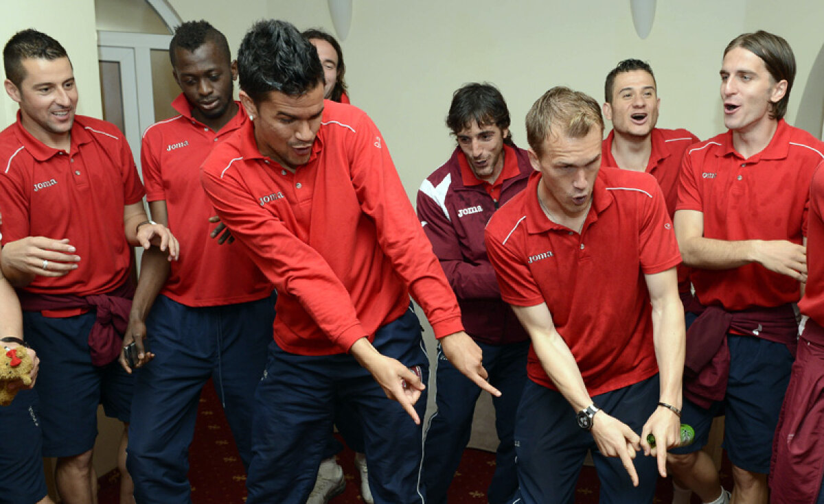 FOTO Carnaval la Cluj » Fotbaliştii lui Andone au sărbătorit pînă ieri dimineaţă cîştigarea titlului